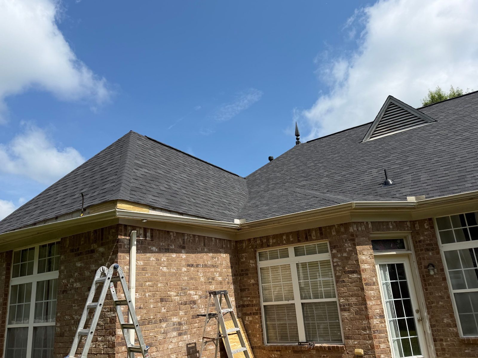 New architectural shingle roof on a brick home in Cordova TN