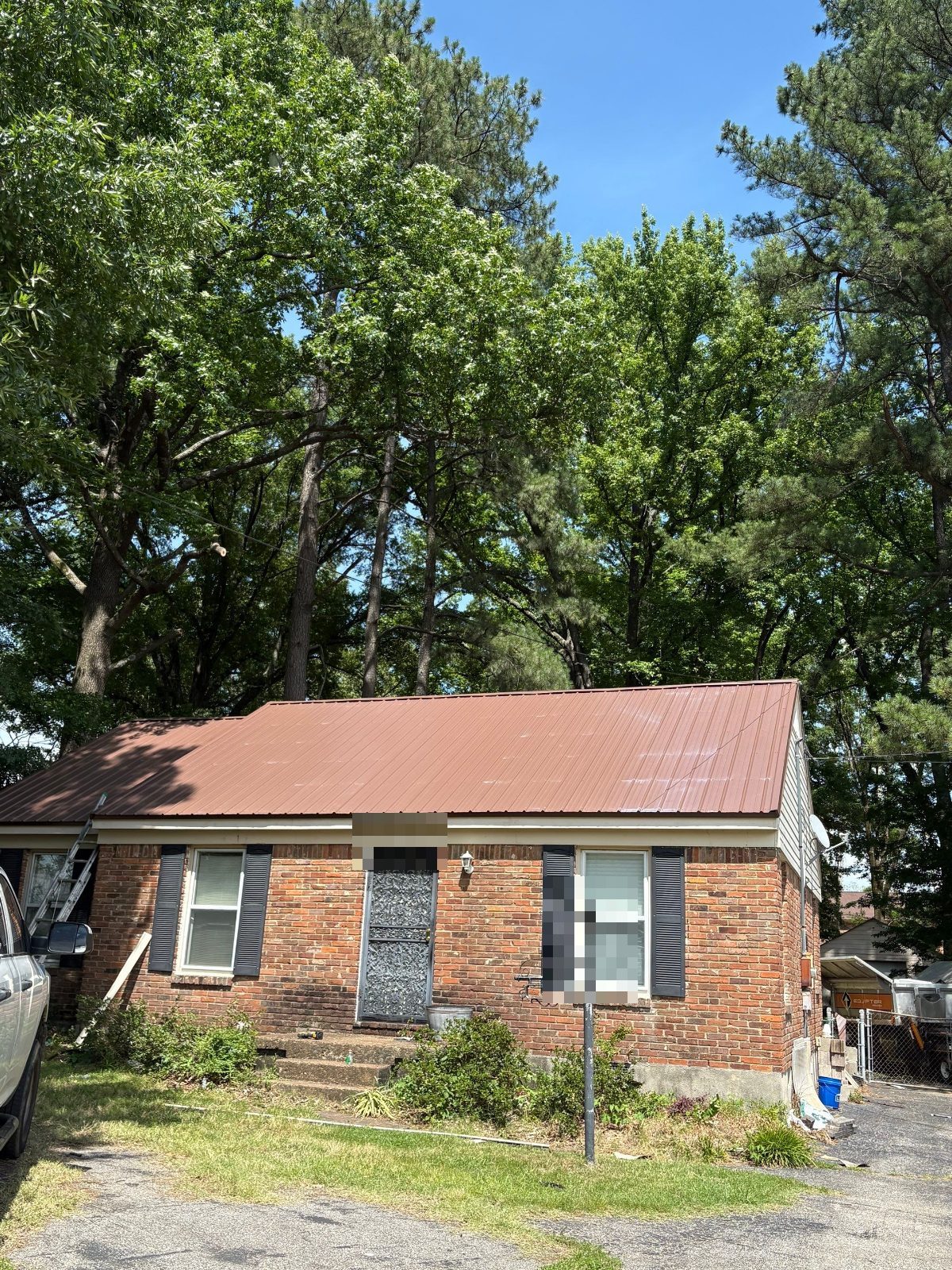 New metal roof on a brick cottage in Bartlett TN